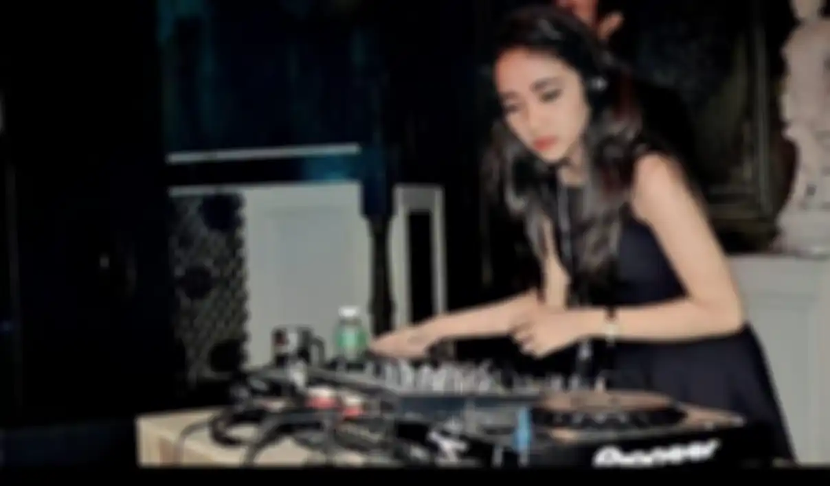 Sebelum meregang nyawa di malam nahas, DJ Indah Cleo mengenakan kalung kesayangan. Foto kalung DJ Indah Cleo beredar di media sosial.