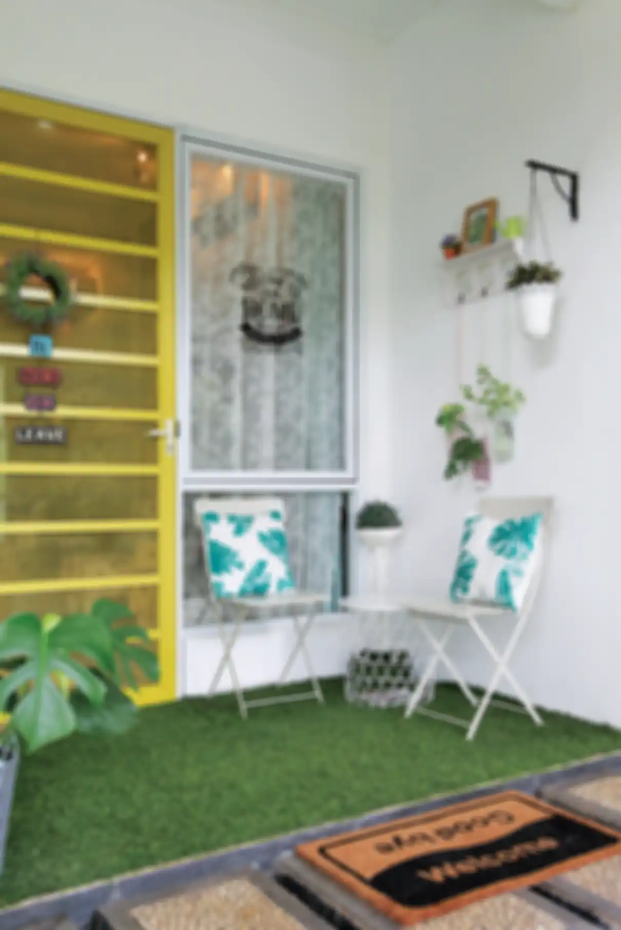 Teras mungil di depan rumah memberi identitas letak pintu utama. 