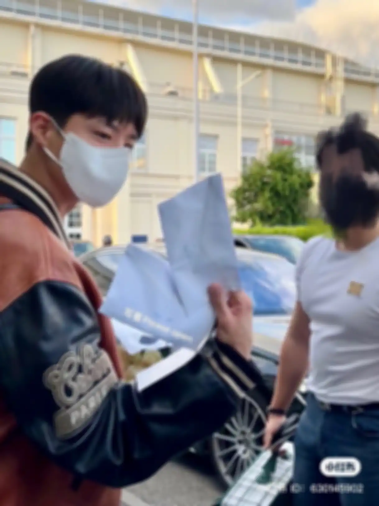 Selain membawa surat dan bunga untuk V BTS, Park Bogum juga membawakan surat dan bunga untuk Lisa BLACKPINK.