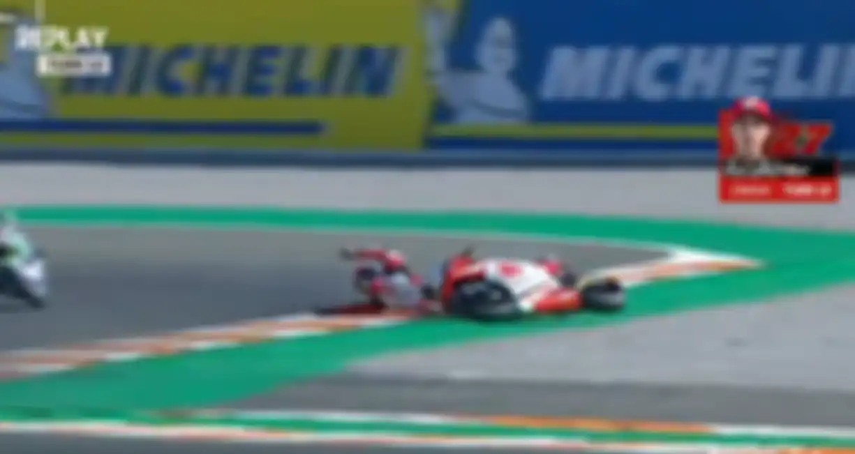 Pembalap Indonesia Andi Gilang crash di tikungan 12 lap 10 Moto2 Valencia 2020