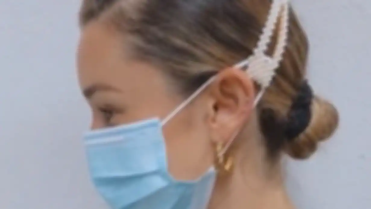 Hairclip untuk menyanggah masker