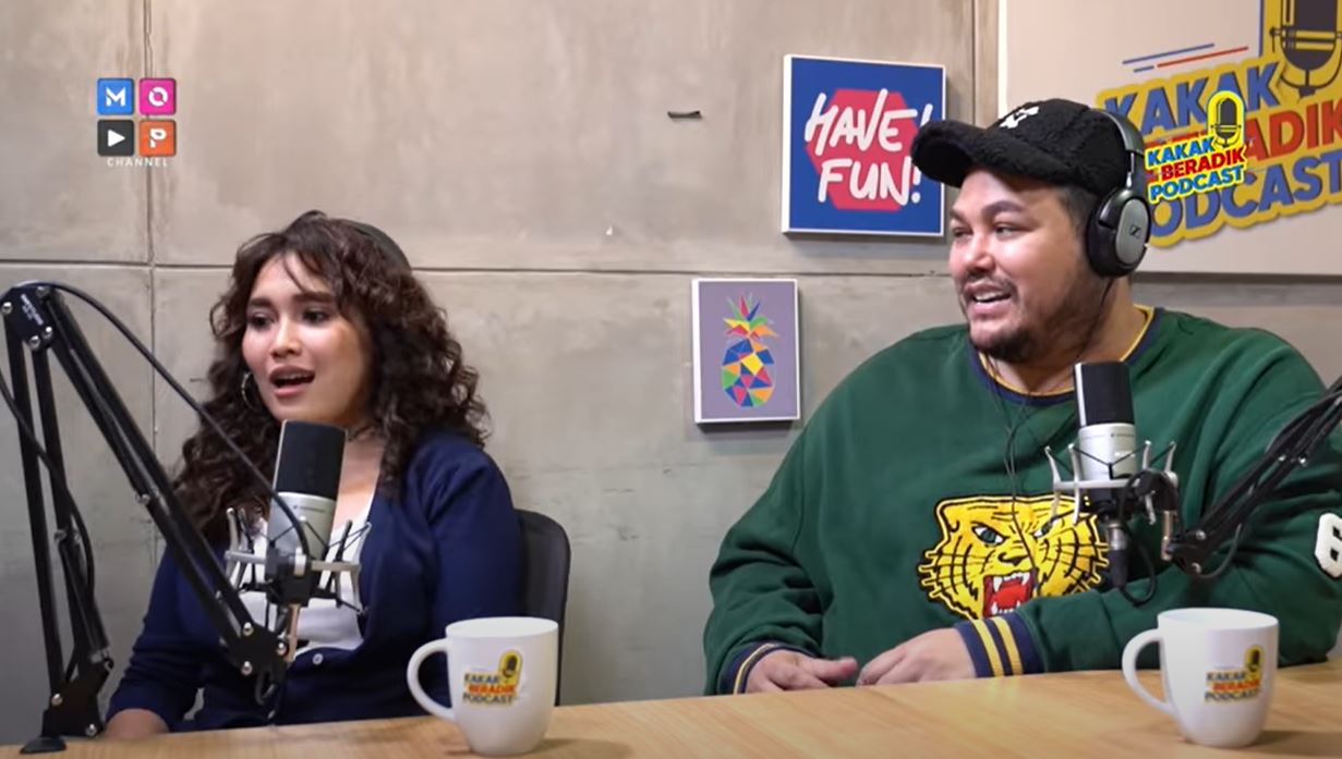 Ayu Ting Ting malu-malu saat ditanya soal status hubungannya dengan Ivan Gunawan