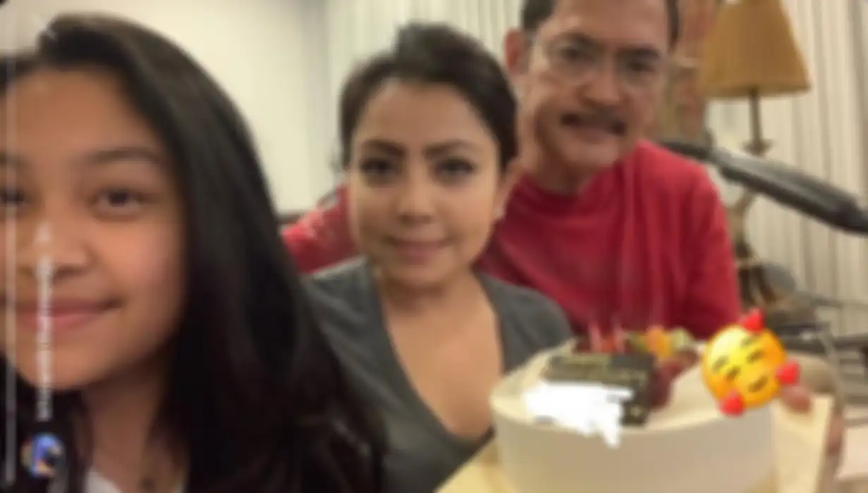 Khirani beri kue anniversary untuk Mayangsari dan Bambang Trihatmodjo    