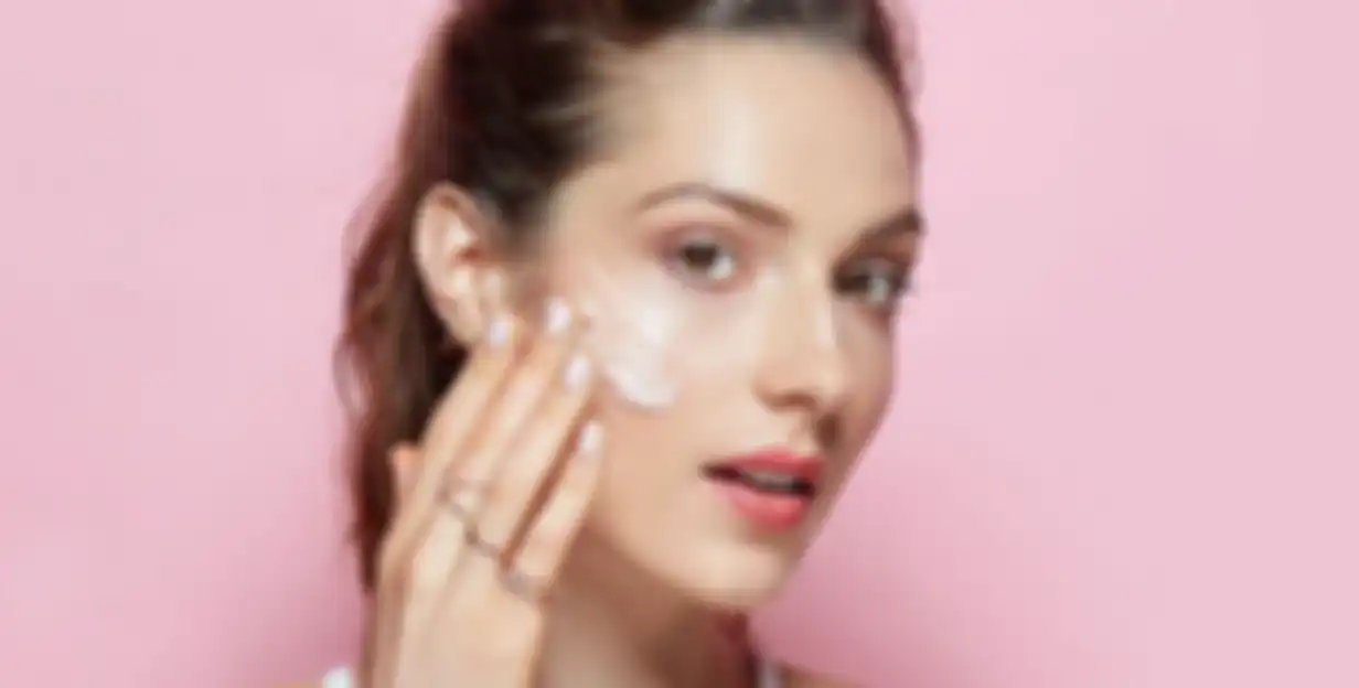 Ilustrasi memakai cleansing balm