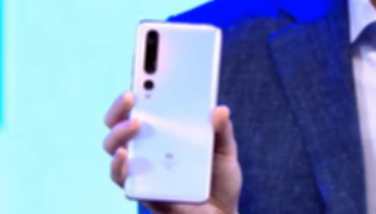 Wujud asli perangkat Xiaomi Mi 10 yang diperkenalkan oleh Shou Zi Chew, President of International Xiaomi.