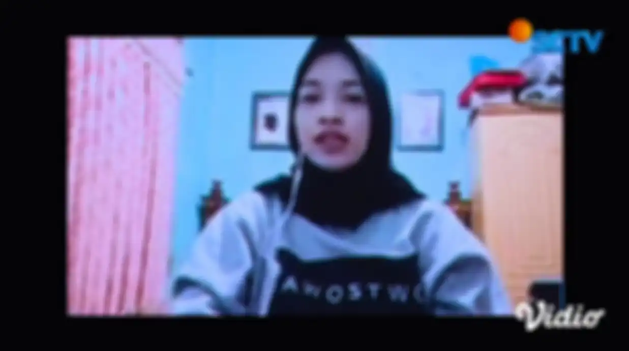 Thari Eka saat berada di dalam kamarnya yang sederhana