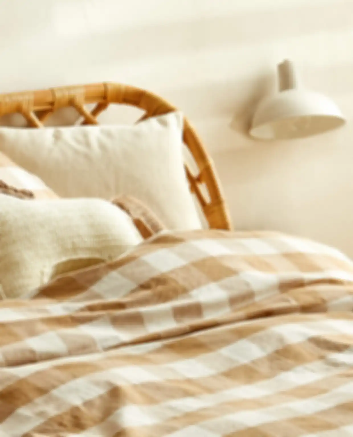 Ilustrasi bed cover dengan pola kotak-kotak