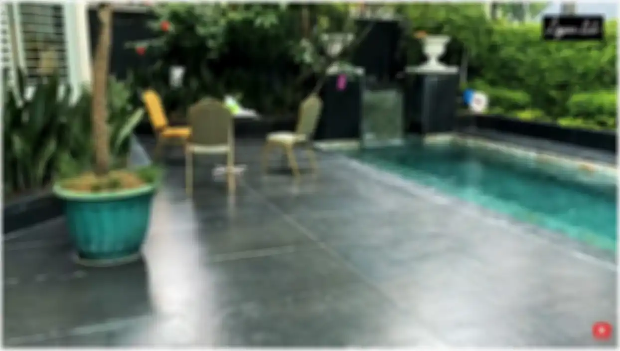Area bersantai dan kolam di rumah Ahok dan Puput Nastiti Devi