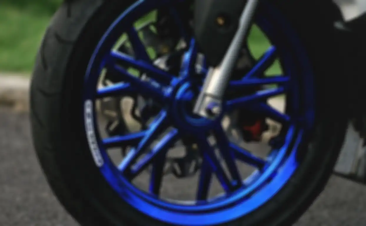 Modifikasi Yamaha Aerox, depan pakai pelek aftermarket dengan lebar tapak 3
