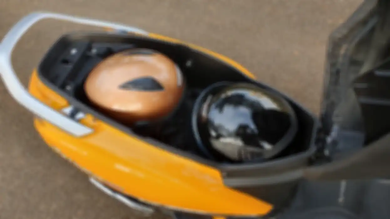 Bagasi TVS Callisto 125 mantap, bisa muat 2 buah helm