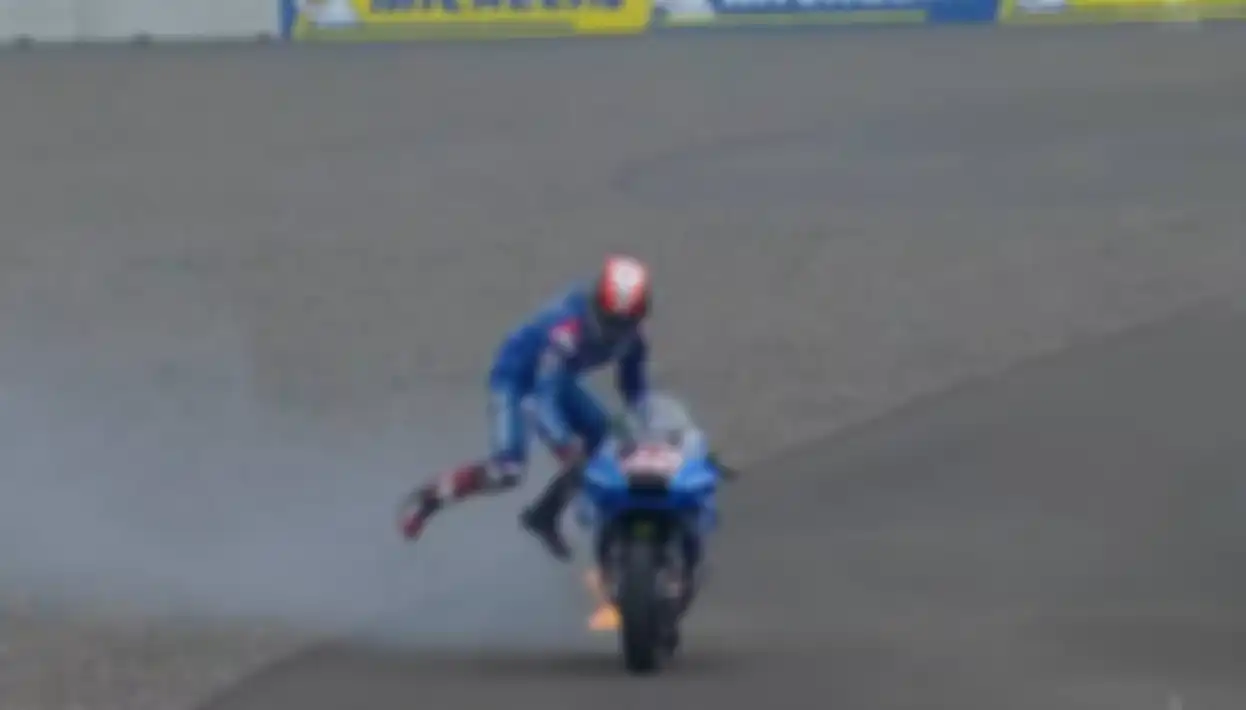 Alex Rins melompat dari motornya ketika tahu telah terbakar.