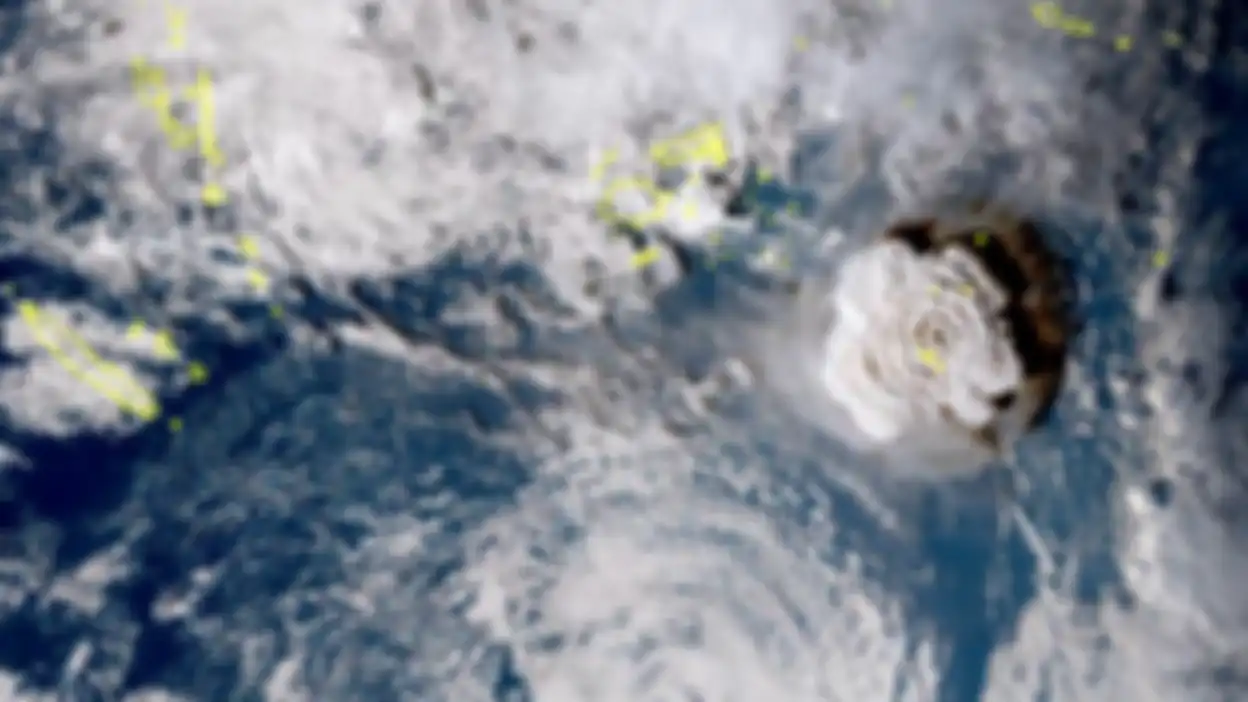 Close-up dari ledakan vulkanik dilihat dari satelit.