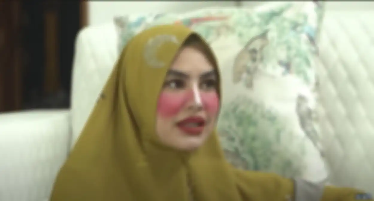 Kartika Putri berdandan menor