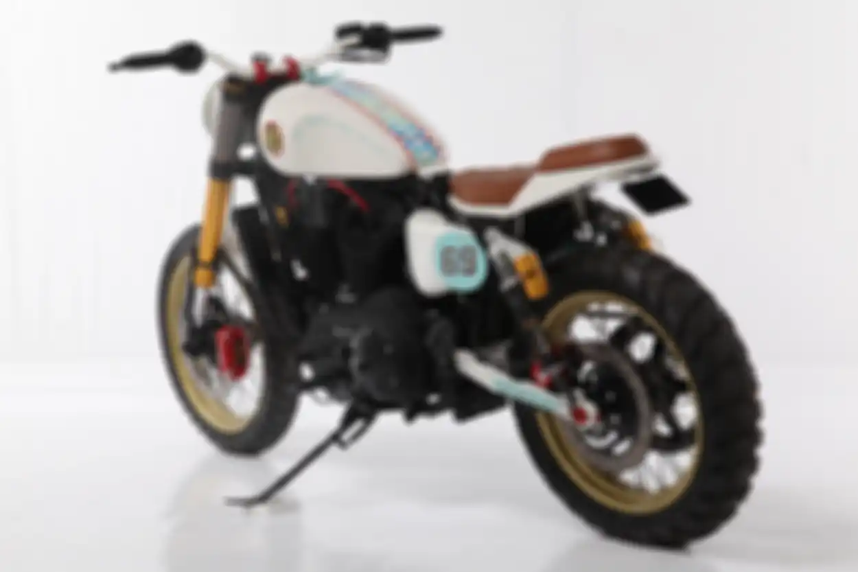 Modifikasi HD Sporster 883R bergaya urban tracker.