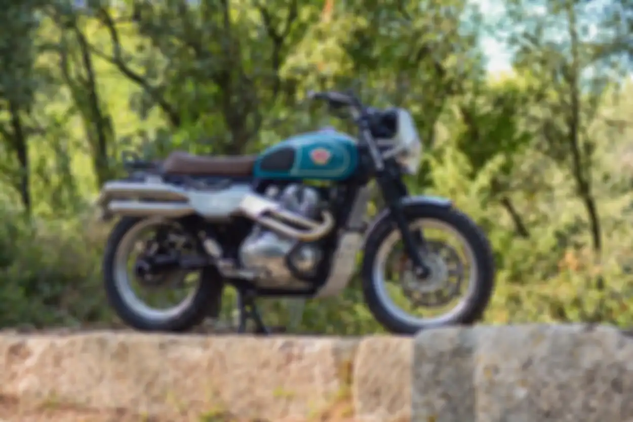 Motor custom Royal Enfield Interceptor 650 ala scrambler.