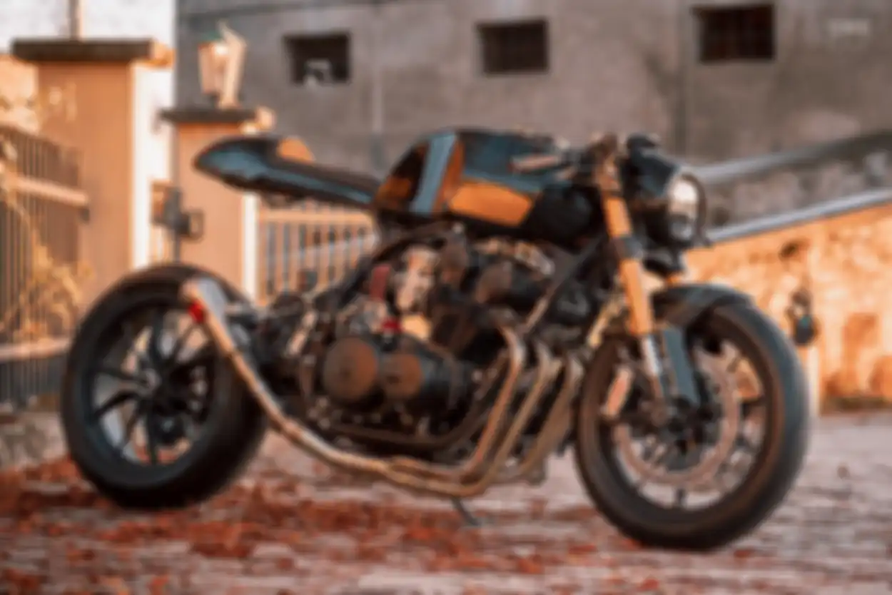 Modifikasi Honda CB900F cafe racer cangkok banyak part motor Ducati.
