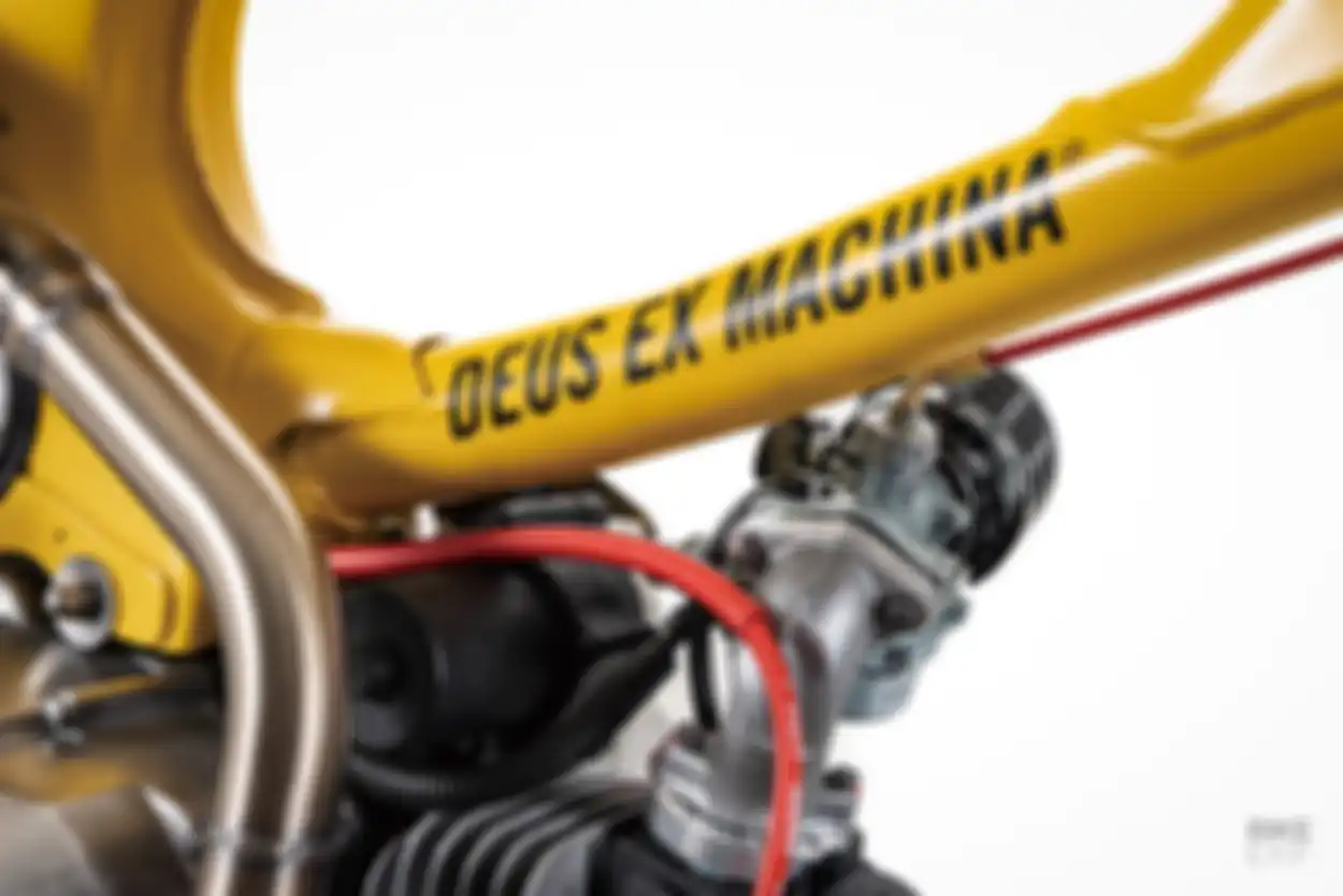 Label Deus Ex Machina menonjol di area rangka tengah.