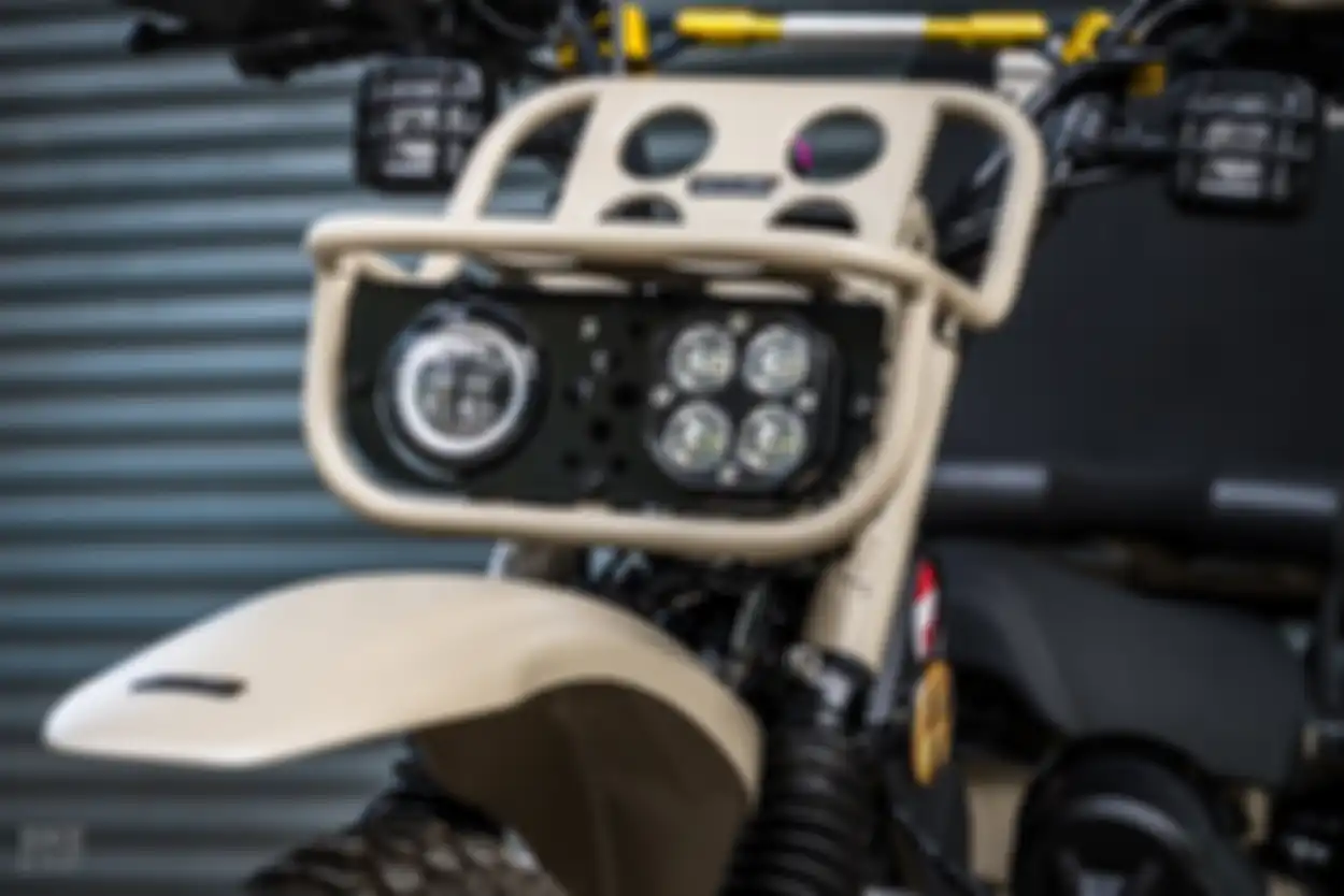 Modifikasi Honda CT125. Fokus di ubahan aksesoris plug n play. Bagian lampu depan sudah berubah.