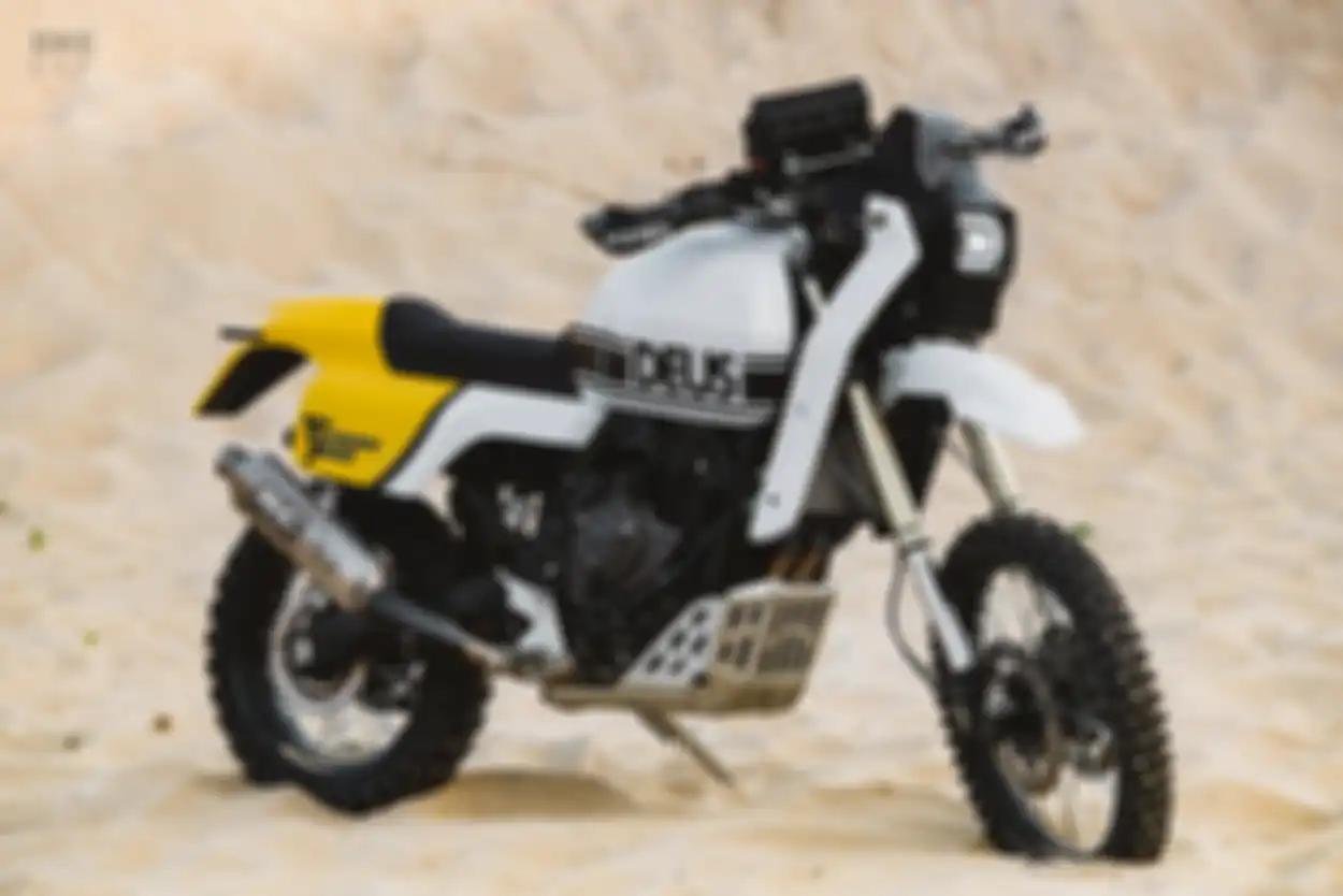 Yamaha Tenere 700 berubah identitas jadi motor retro rally yang tetap beraura modern.