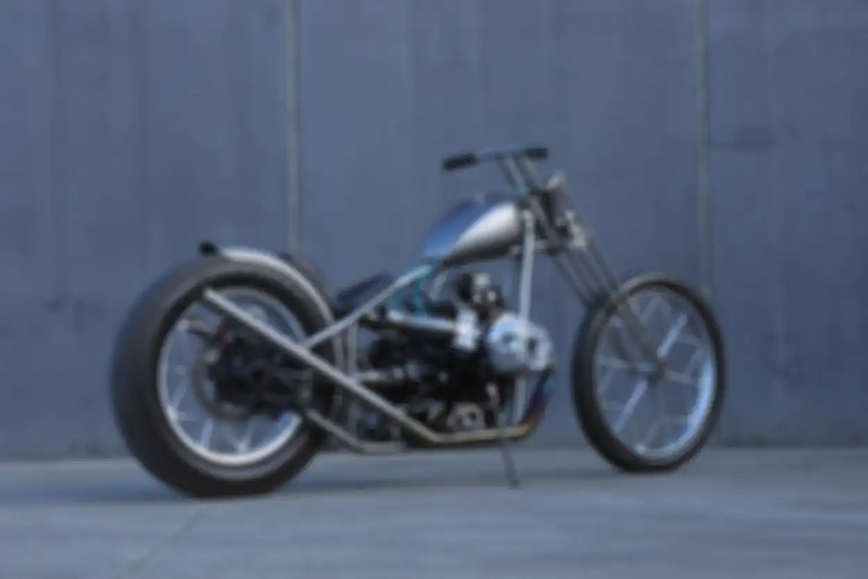Modifikasi BMW R nineT bergaya chopper.