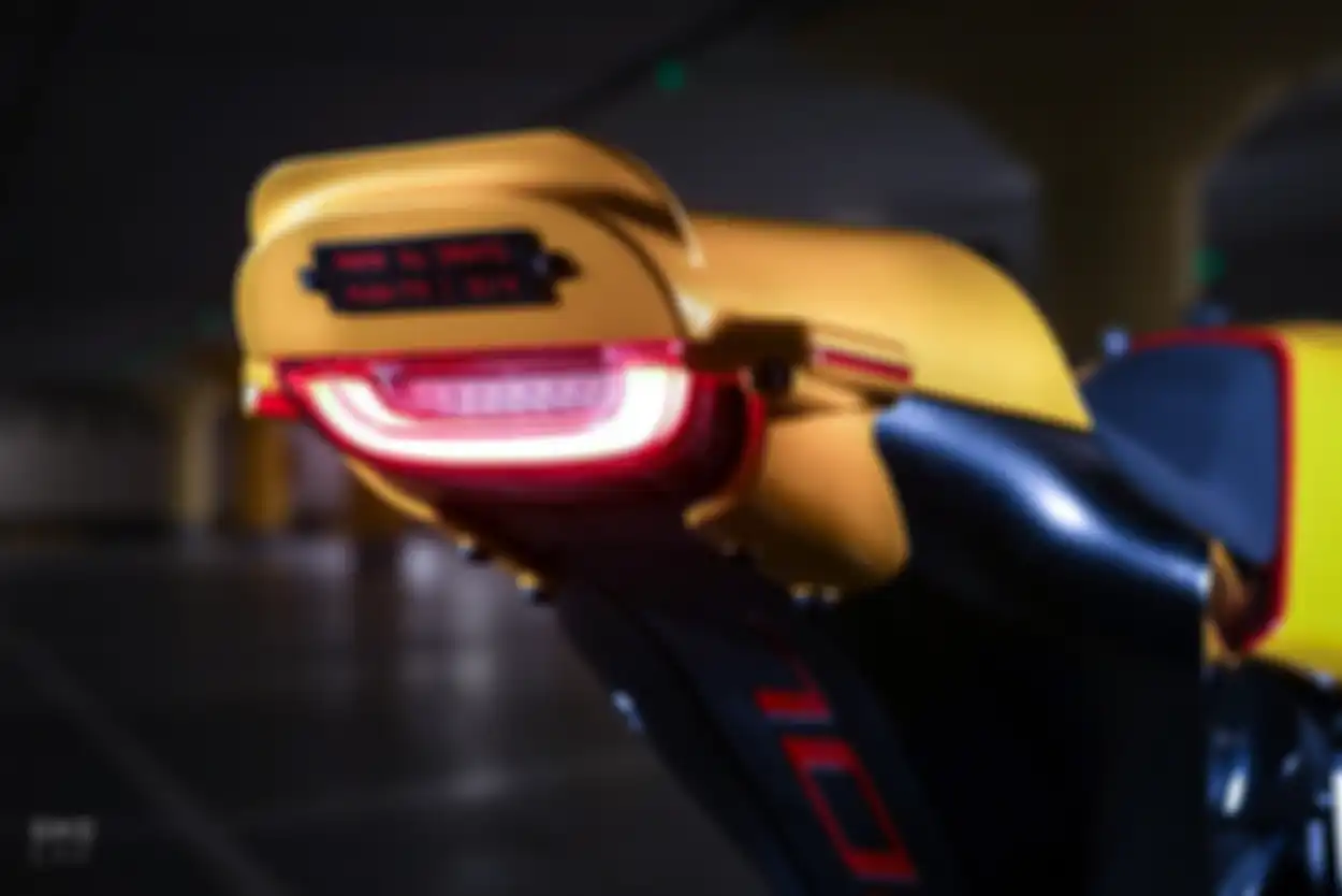Bagian belakang terdapat hornet custom.