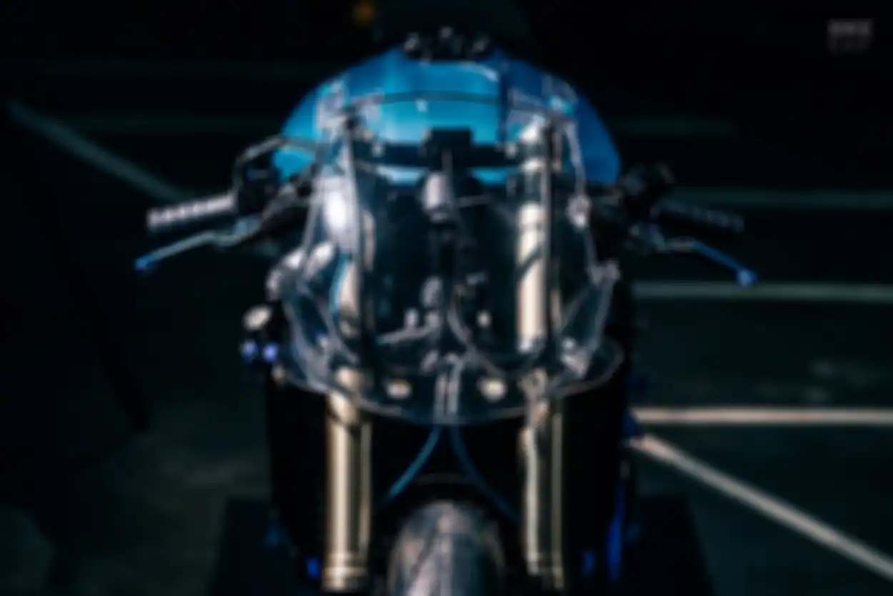 Bagian depan tidak memakai headlamp, hanya ada cover buta berbahan transparan.