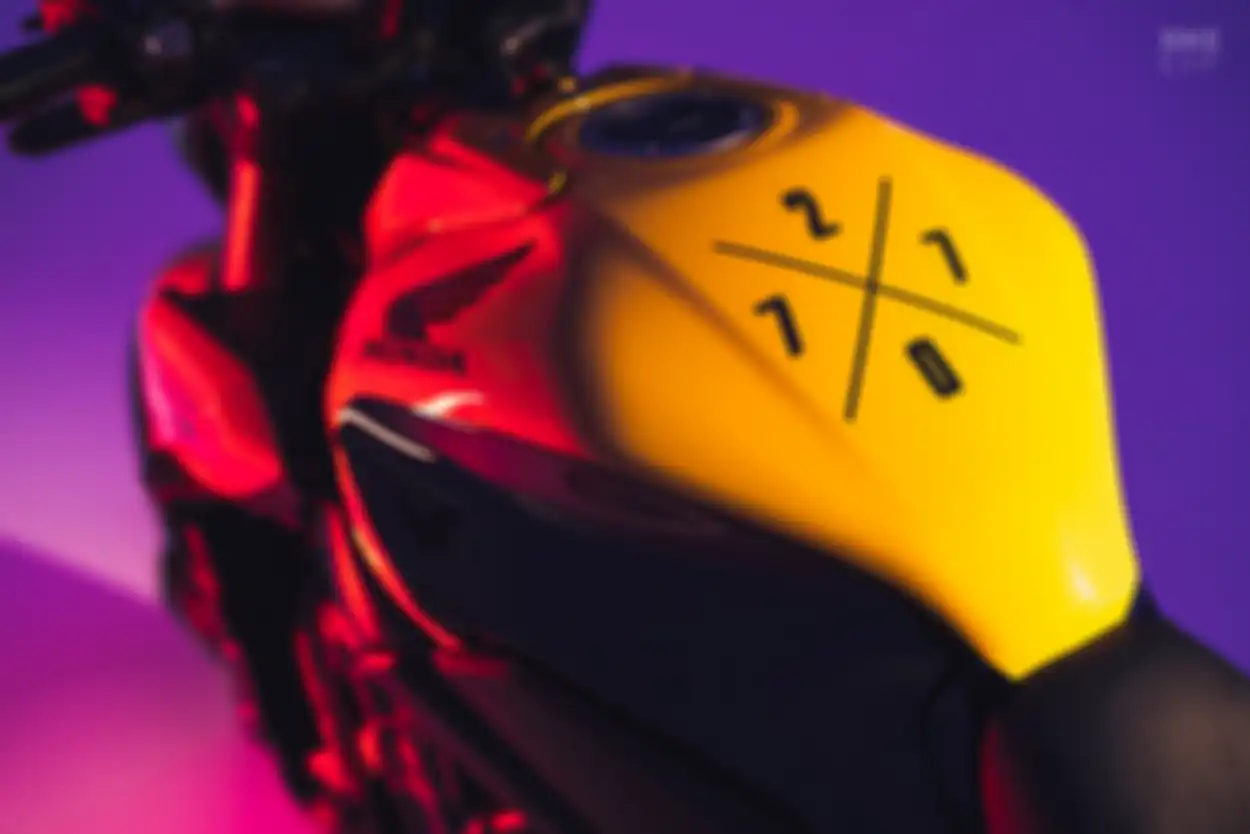 Tangki direpaint dan diberi aksen ala Cyberpunk 2077.