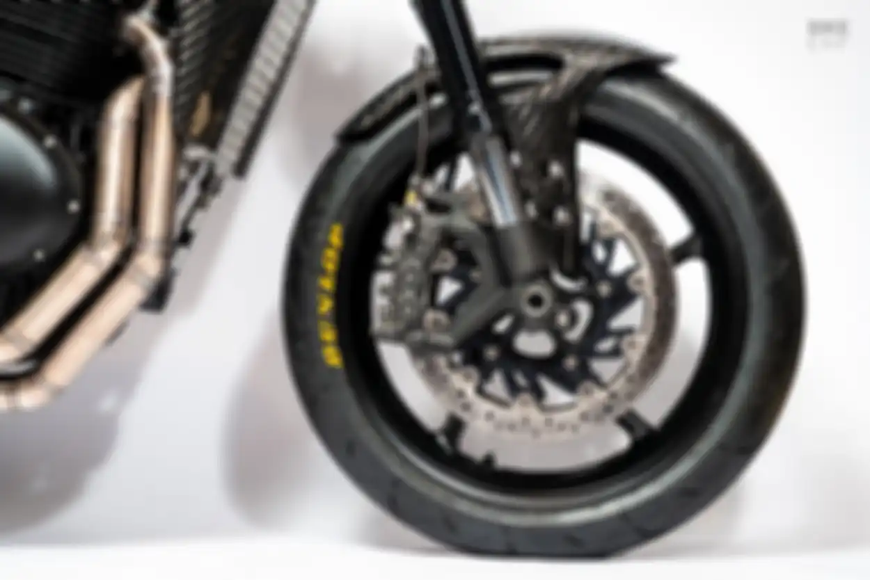 Kaki-kaki depan mencomot kepunyaan Yamaha R1.