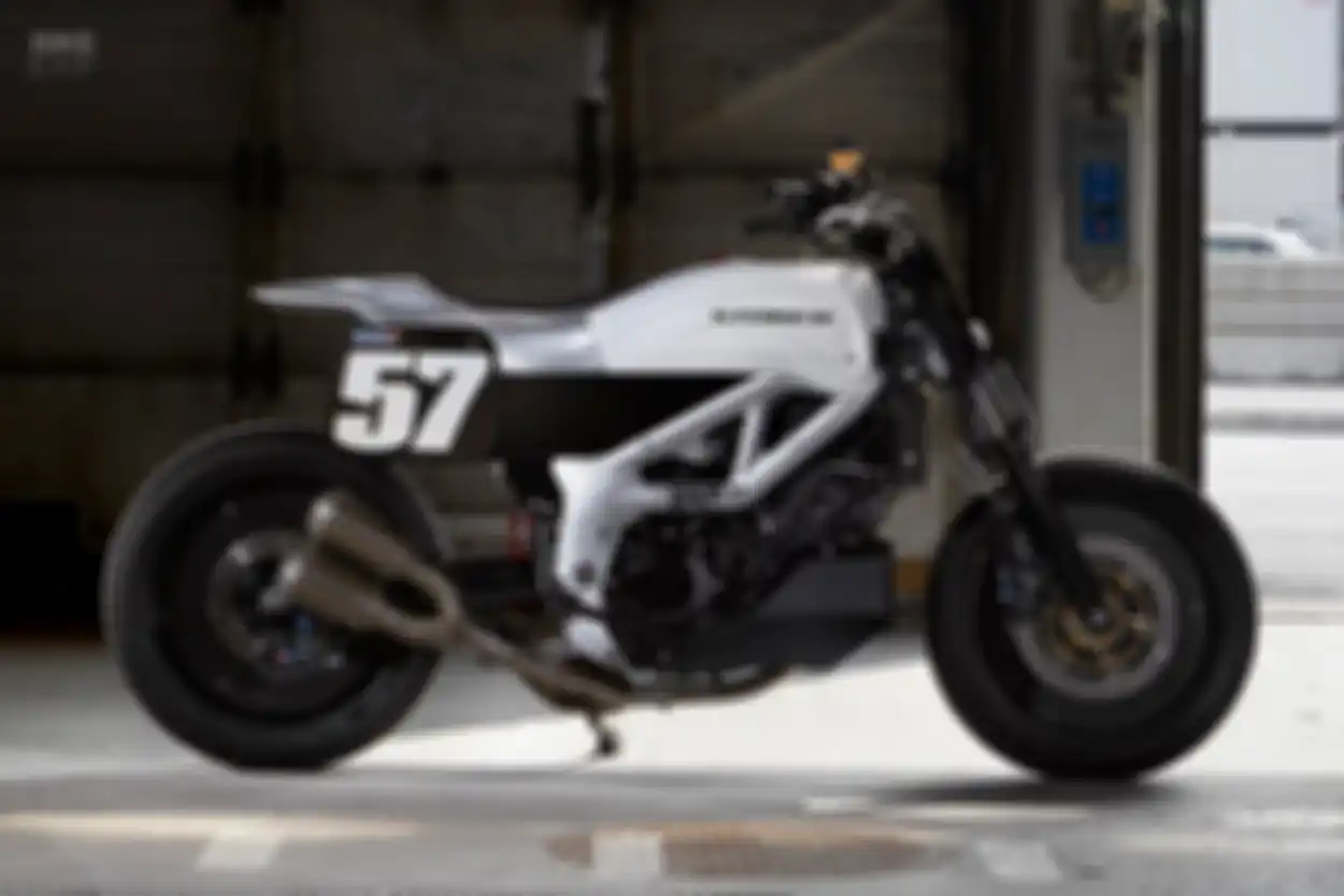 Modifikasi Suzuki SV650 pakai bodi monokok.