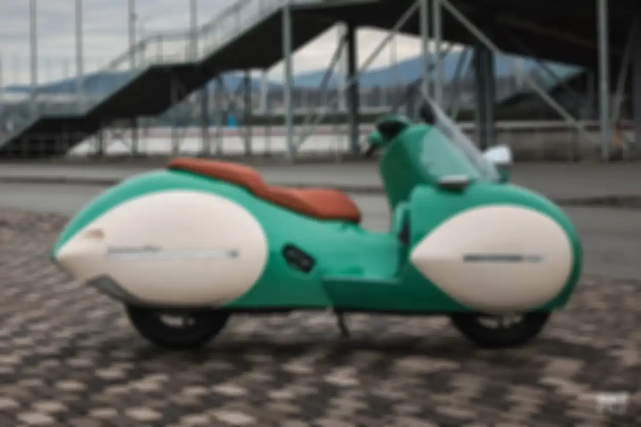 Modifikasi BMW C400X ala Henderson.