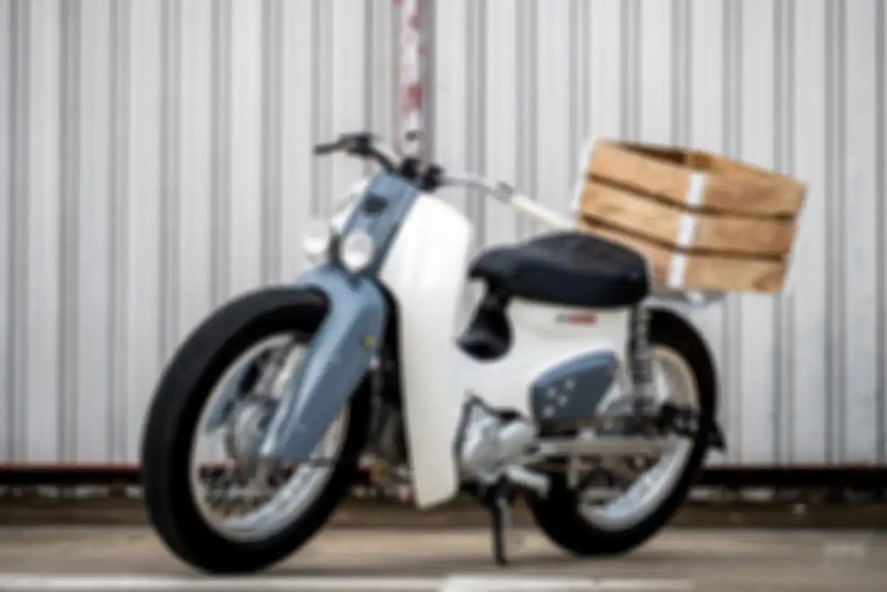 Modifikasi custom Honda Super Cub 110 ala motor kargo klasik, mobil Nissan S-Cargo jadi inspirasi.