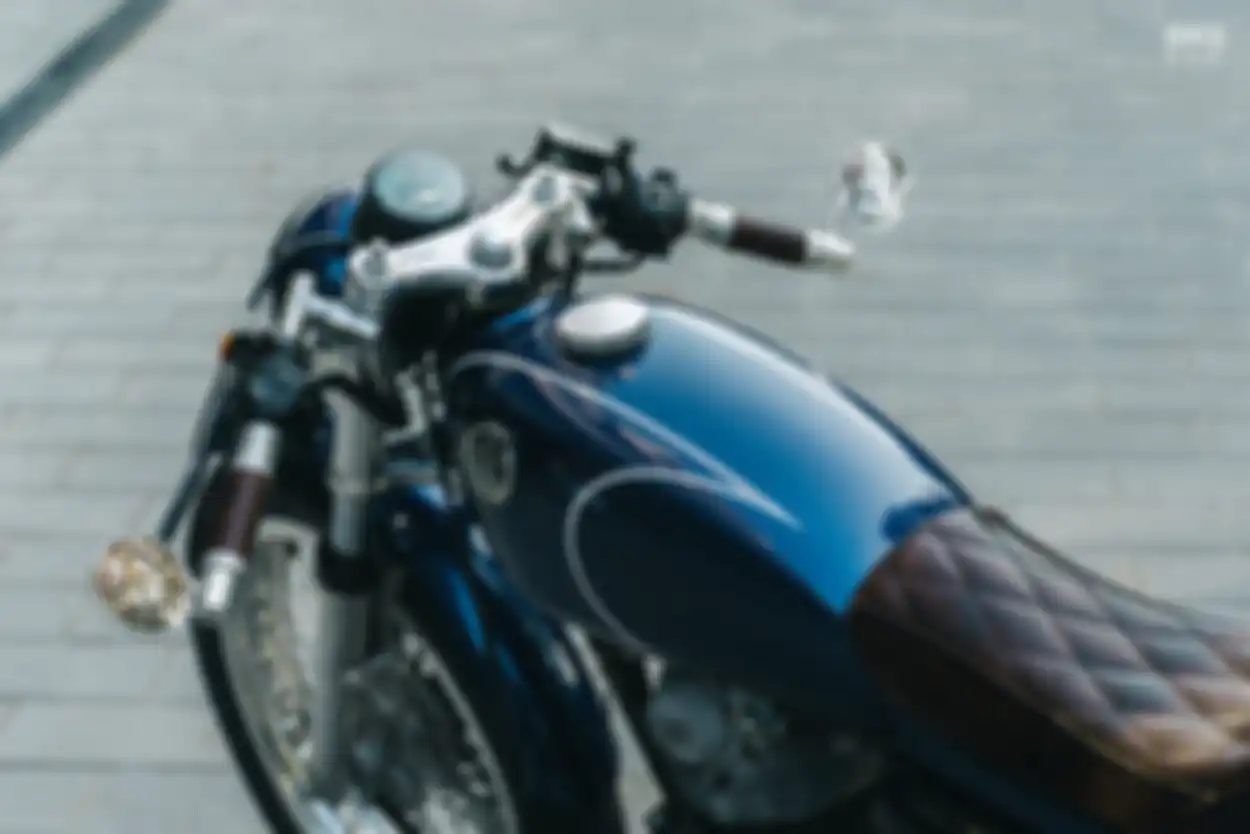 Tangki mencomot Honda CB100 K3. Area kokpit dibuat minimalis.