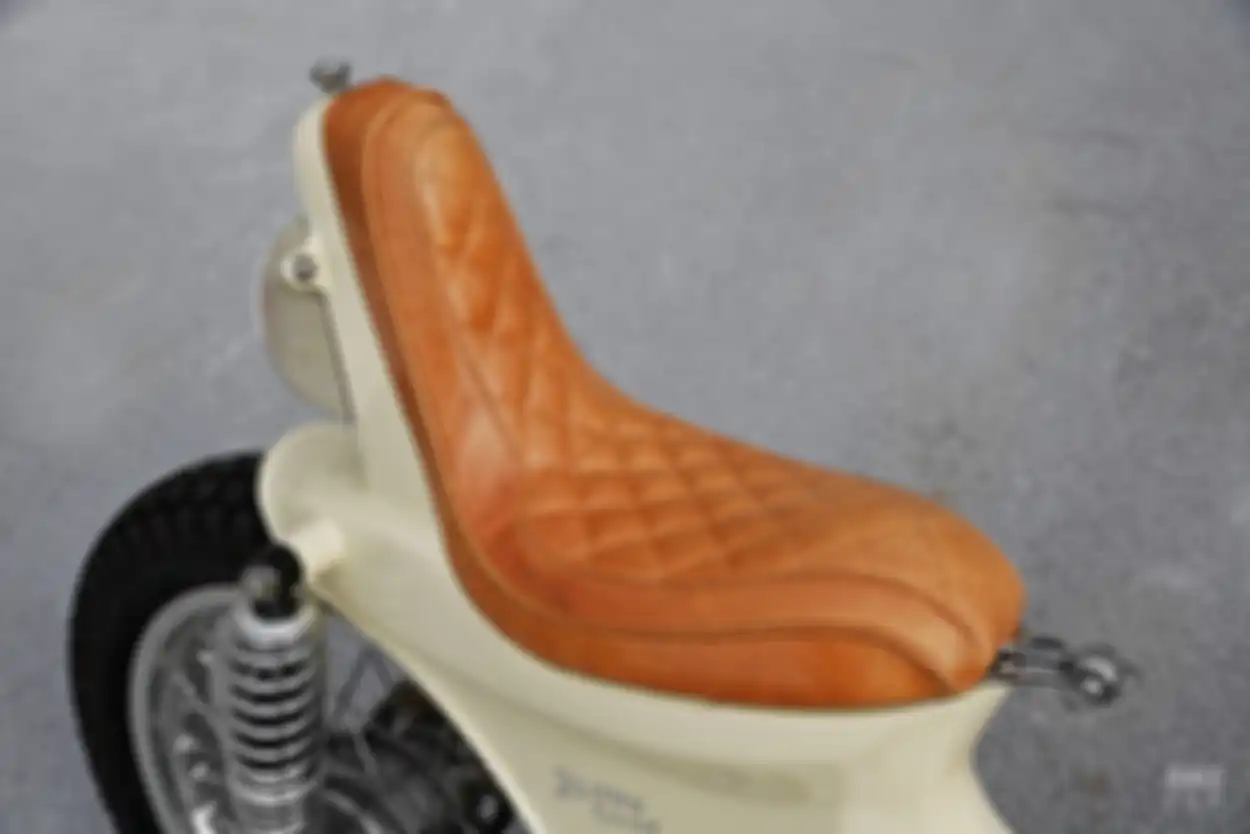 Buritan belakang dan jok custom dibuat mirip sissy bar.