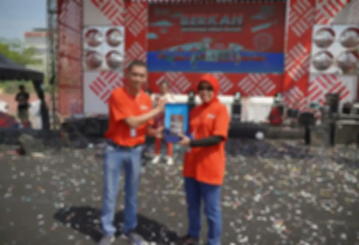 Heru, Ketua Paguyuban SRC Kota Semarang menyerahkan penghargaan ke Kepala Dinas UMKM dan Koperasi Jawa Tengah Dra. Ema Rahmawati 