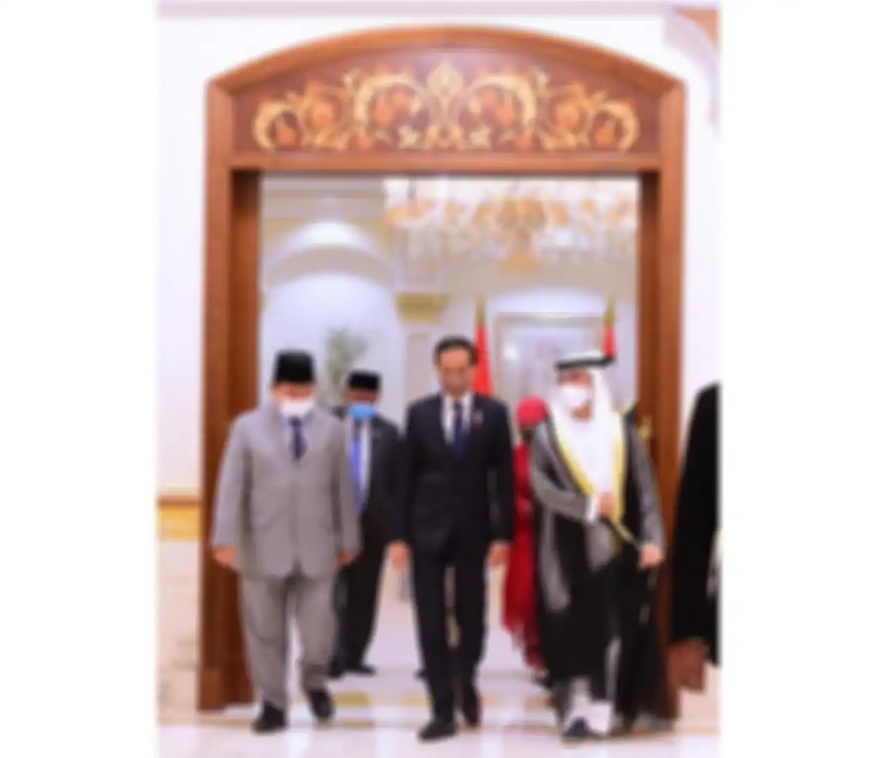 Prabowo semakin rajin mendampingi Jokowi selain salat Idul Adha. Sang menhan dampingi presiden salat di tempat suci ini.