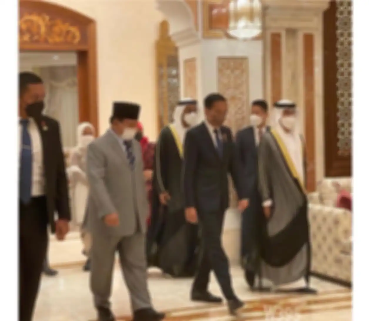 Prabowo semakin rajin mendampingi Jokowi selain salat Idul Adha. Sang menhan dampingi presiden salat di tempat suci ini.