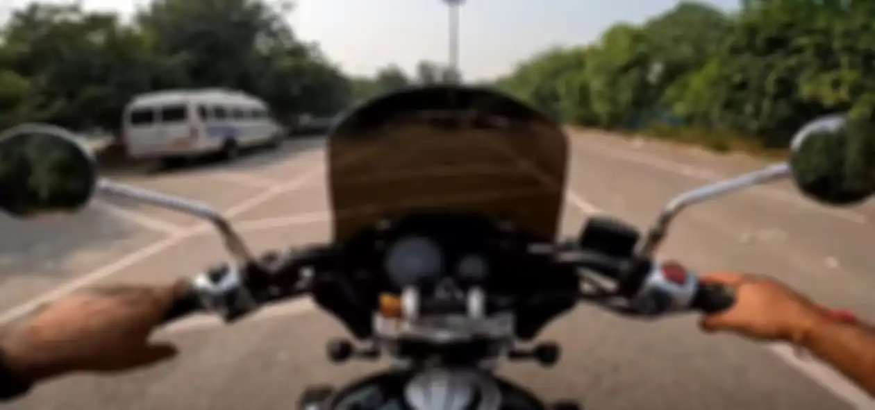 Windshield warna hitam transparan di motor ala Harley-Davidson.