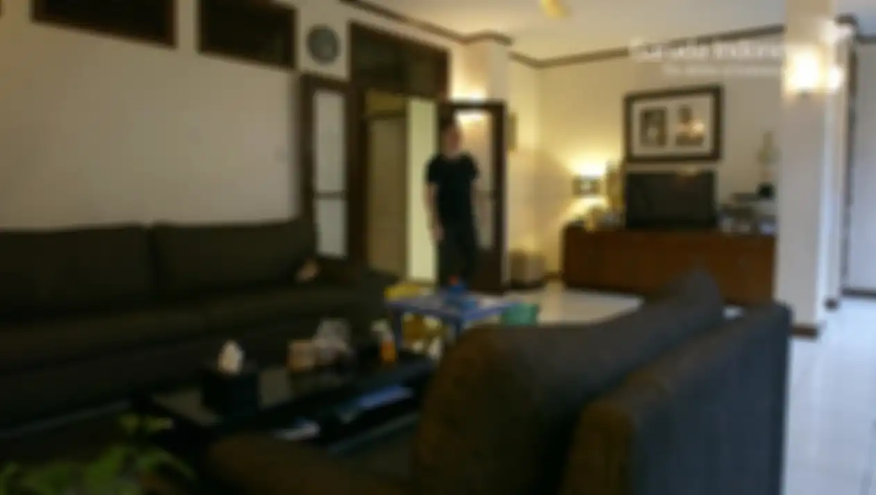 Ruang keluarga di rumah Maudy