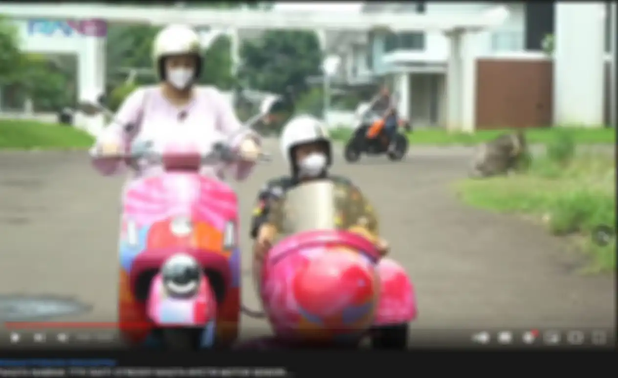 Nagita Slavina membonceng Raffi Ahmad naik vespa saat hamil