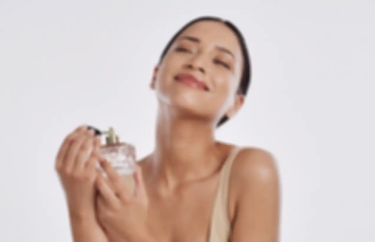 Ilustrasi memakai parfum