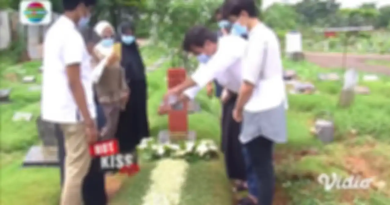 Teddy Syach kunnjungi makam Rina Gunawan