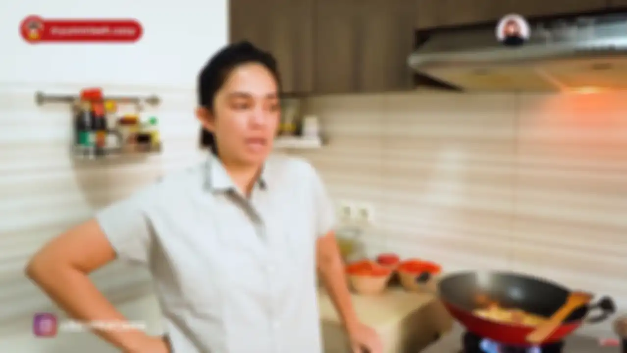 Lebih Tua 7 Tahun, Ussy Sulistiawaty Sampai Tak Mandi Urus Dapur Hingga Renovasi Rumah: Suami Mah Tahu Beres Aja!
