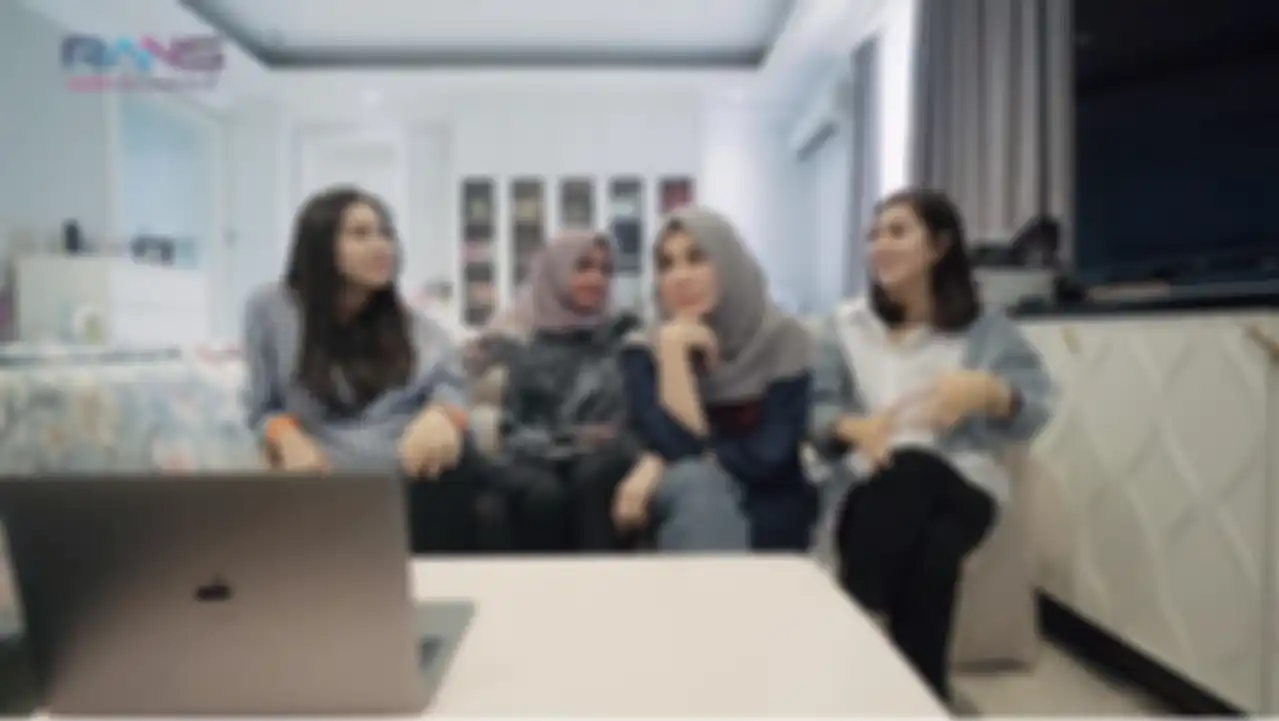 Shahnaz, Mama Rieta, Mama Amy, dan Nisya saat melihat video klip Raffi Ahmad