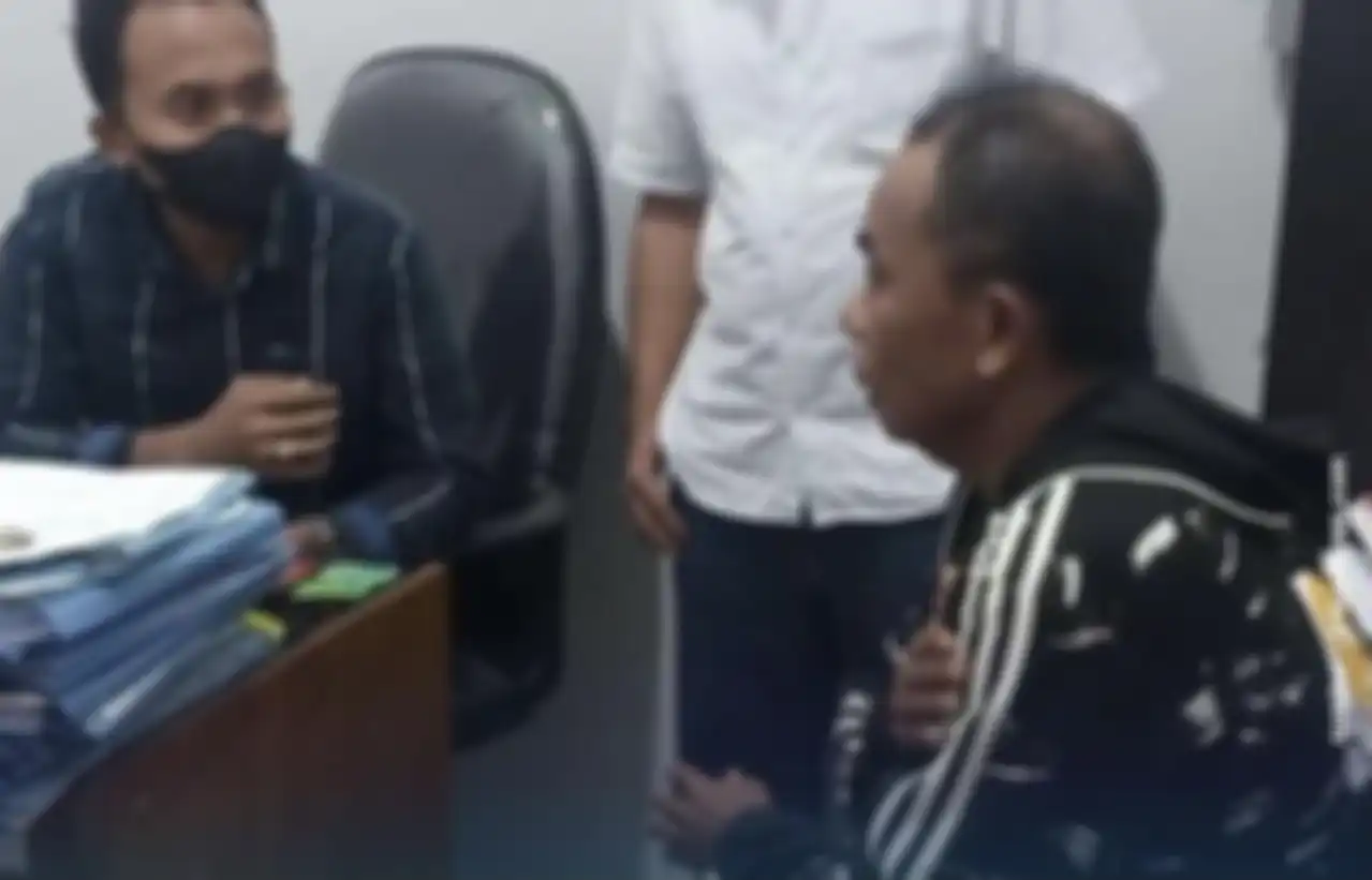 Foto joki vaksin yang diunggah dokter Tirta sontak diserbu netizen. Banyak netizen yang ikut terkejut hingga memberikan ragam komentar. 
