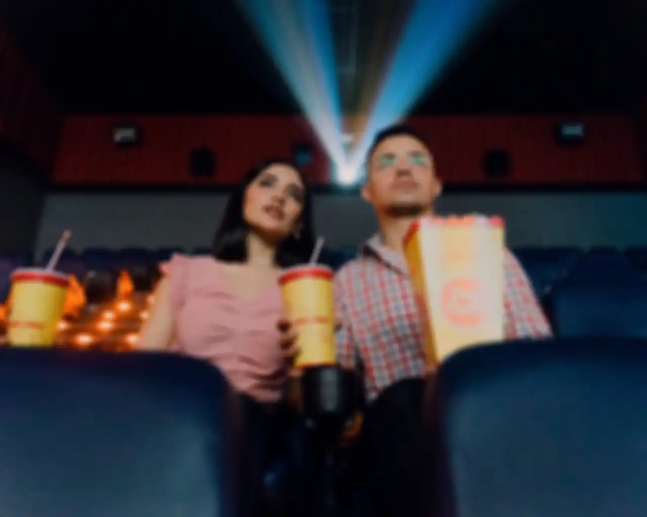 ilustrasi nonton film di bioskop
