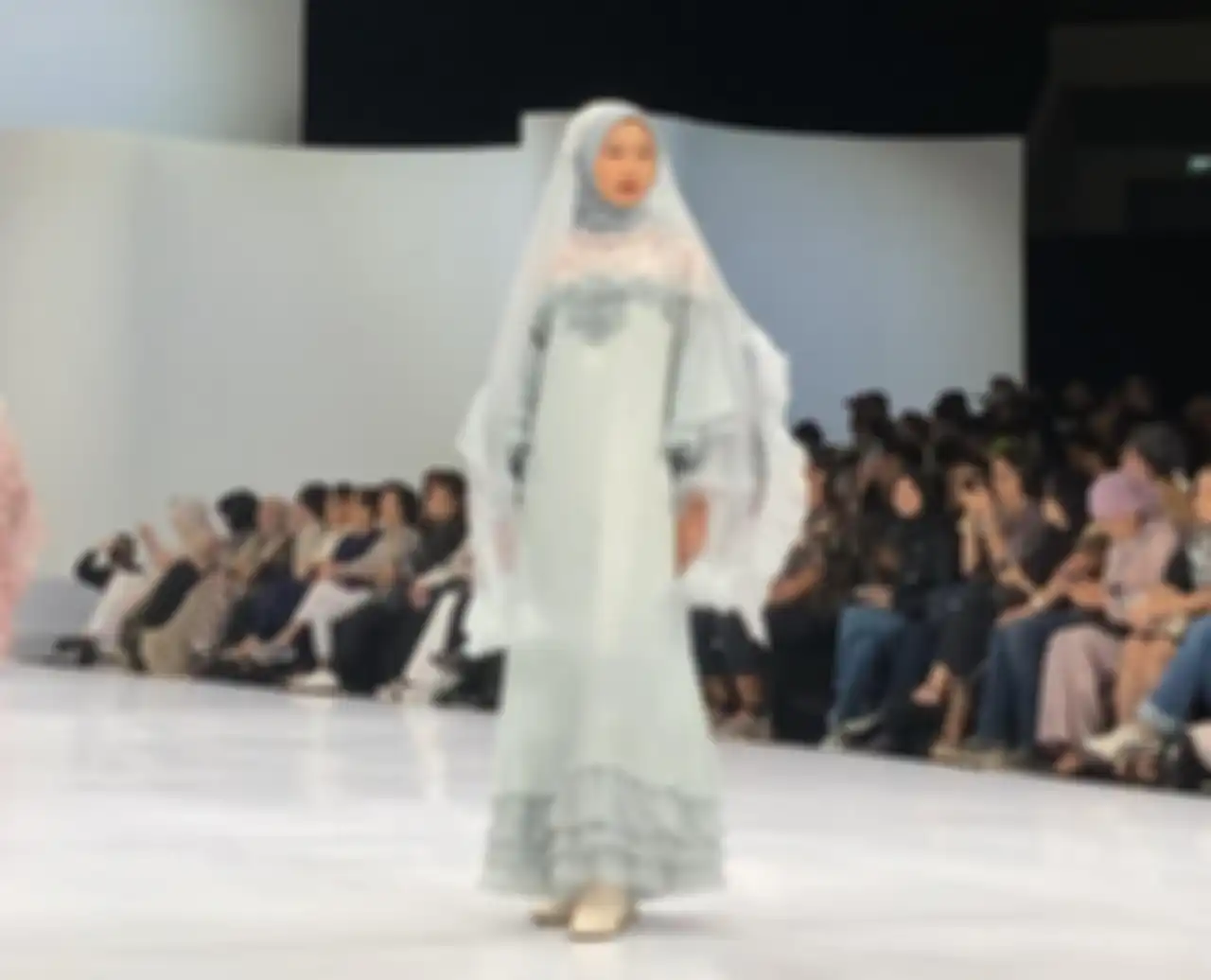 Model dress lebaran 2024 warna hijau mint dari panggung IFW 2024