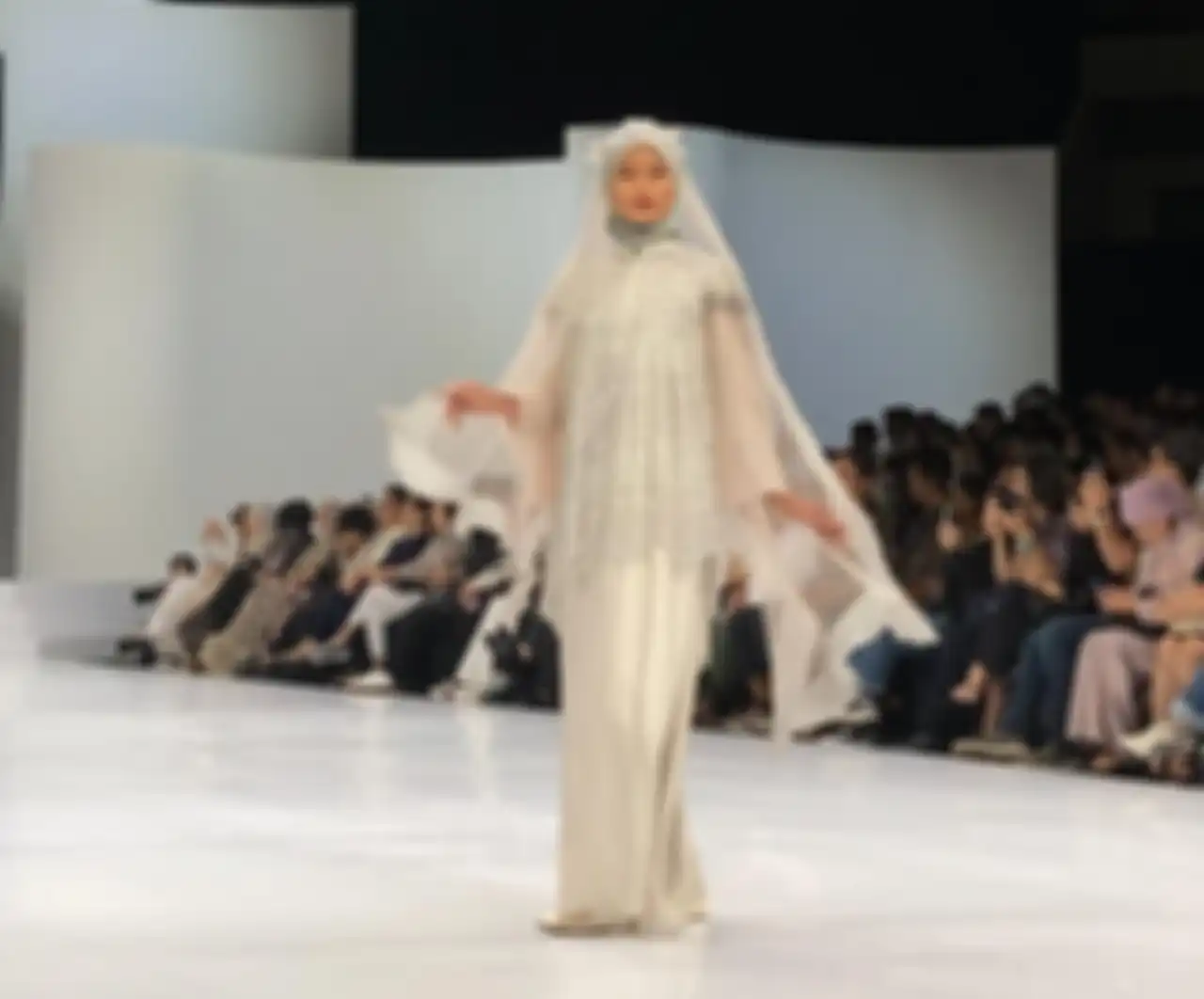 Model dress lebaran 2024 warna sage dari panggung IFW 2024