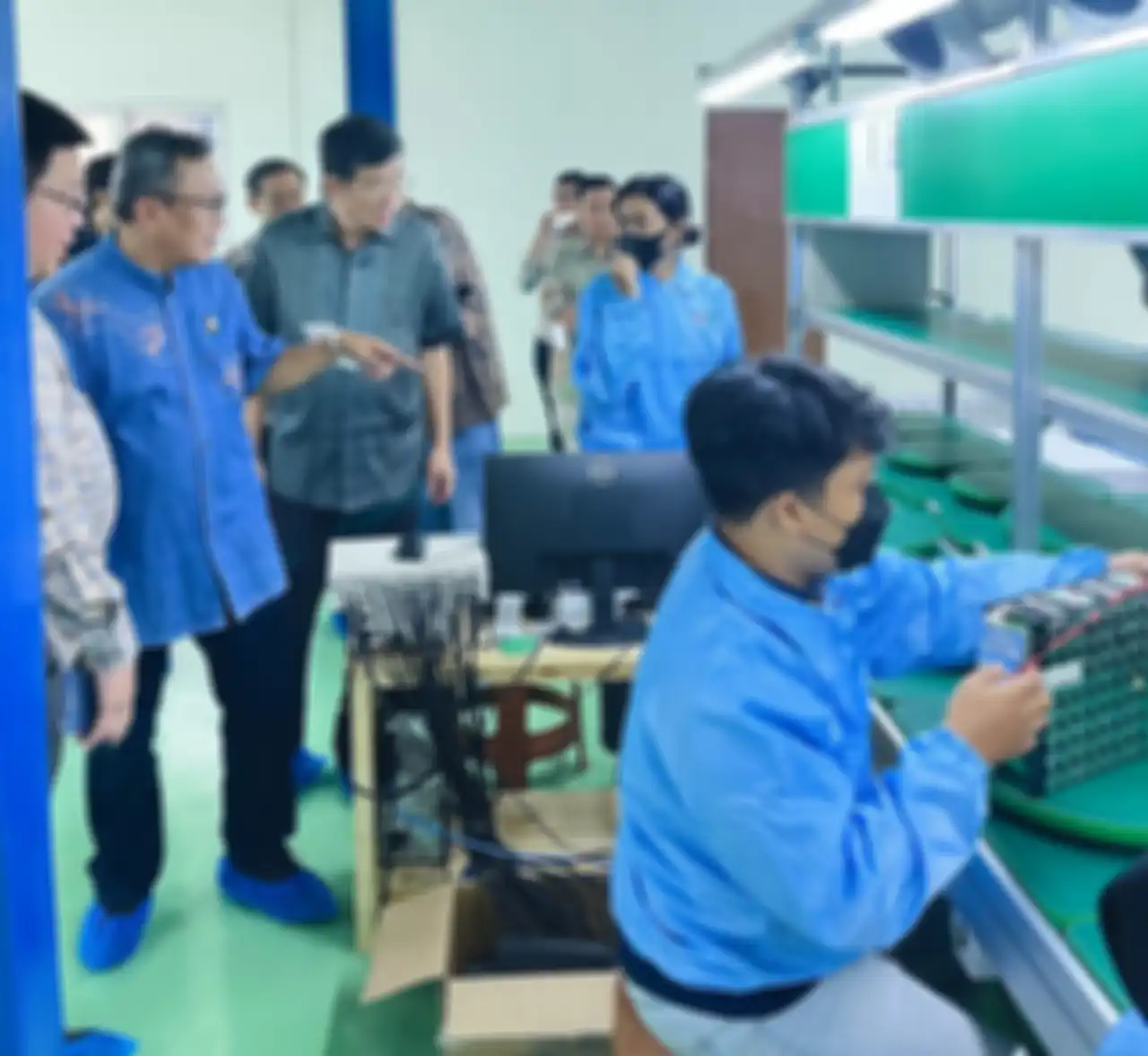 Suasana di pabrik motor listrik United E-Motor di Bogor, Jawa Barat.