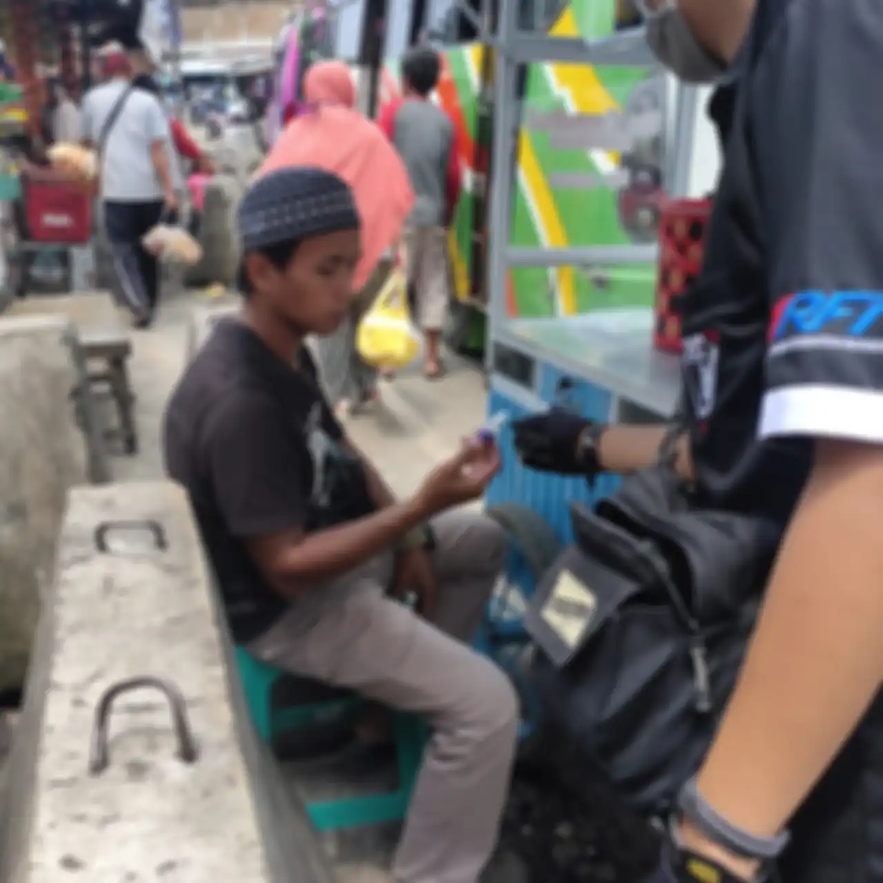 YRFI Cianjur bagikan hand sanitizer dan masker 