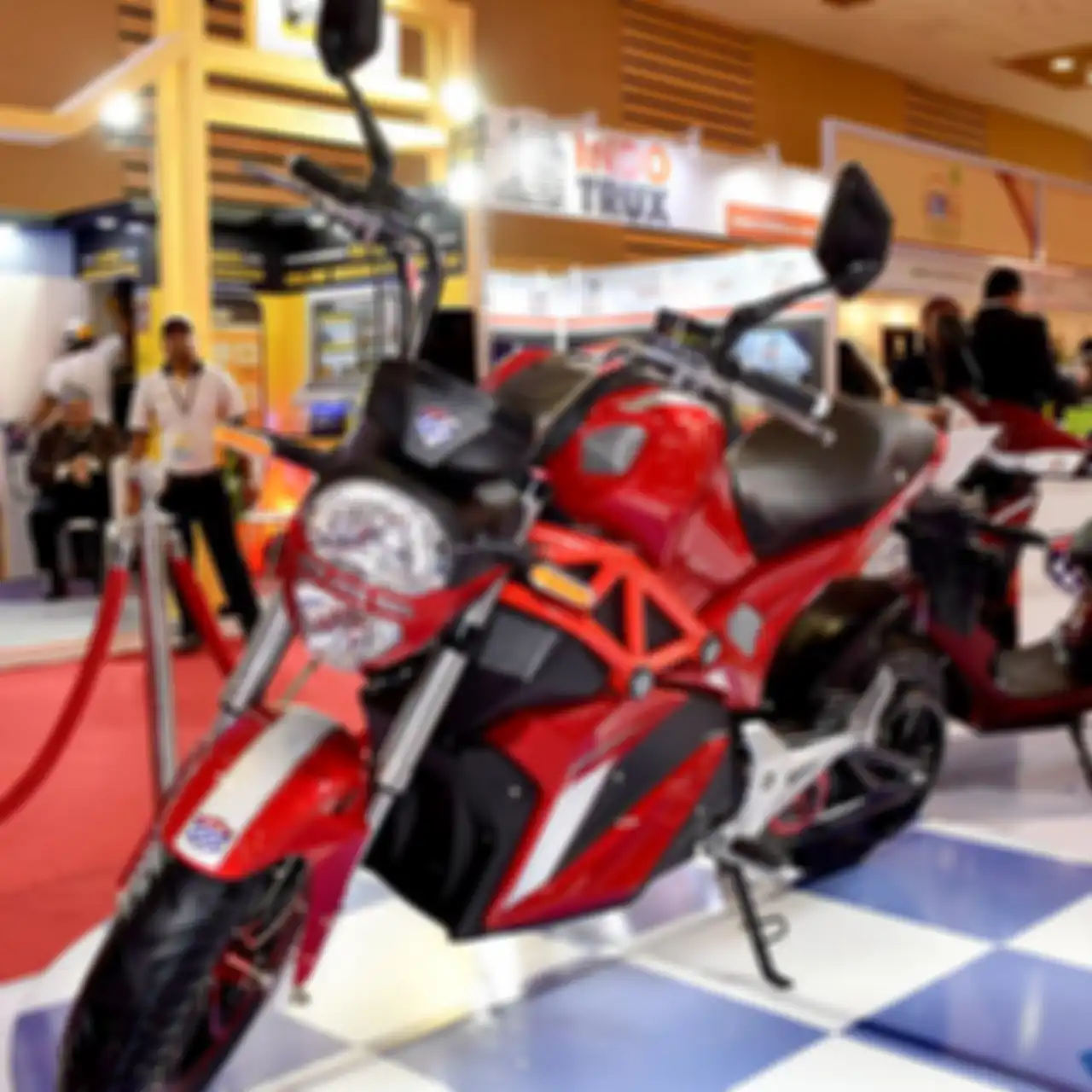 Prototipe motor listrik Okinawa Oki 100. Mirip Ducati Monster!
